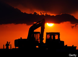 ALEXANDER, NORTH DAKOTA - JULY 08: (L) Adell Hackworth, a food truck operator, takes photos of a sunset at the oil worker camp. (Photo by Michael S. Williamson/The Washington Post via Getty Images
