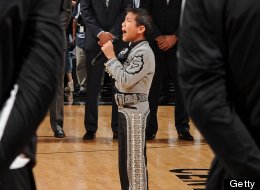 Sebastián De La Cruz en el momento en que canta el Himno Nacional de Estados Unidos en el juego Heat-Spurs