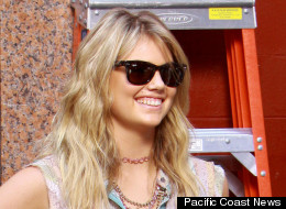 Kate Upton flaunted her legs in shorts on the set of