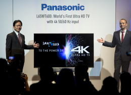 Panasonic's Managing Director AVC Yoshiyuki Miyabe (l) with the new TV