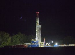 Lights shine on a natural gas drilling rig on September 8, 2012 near Montoursville, Penn. (Photo by Robert Nickelsberg/Getty Images)