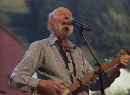 Pete Seeger performs during Farm Aid 2013 at Saratoga Performing Arts Center on Sept. 21, 2013 in Saratoga Springs, N.Y. (File photo by Paul Natkin/WireImage)