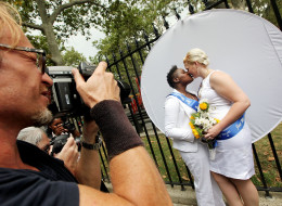 Da'onna Johnson (L) and Amanda Johnson from Pennsylvania kiss after marrying in New York. (Photo by Mario Tama/Getty Images)