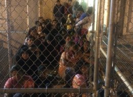 Las nuevas fotos de niños solos en centros de detención facilitadas por la oficina del congresista demócrata de Texas Henry Cuellar.