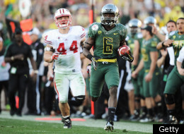 PASADENA, CA - JANUARY 02: Running back De'Anthony Thomas #6 of the Oregon Ducks runs the ball and scores on a 64-yard touchdown run in the third quarter at the 98th Rose Bowl Game on January 2, 2012 in Pasadena, California. (Photo by Harry How/Getty Images)
