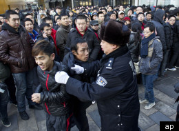 Apple iPhone 4S China Launch degenerates into egg throwing