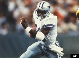 Tony Dorsett, of the Dallas Cowboys, runs around the end during first half action against the L.A. Rams at Anaheim Stadium, Monday, August 15, 1985, Anaheim, Calif. (AP Photo/Nick Ut)