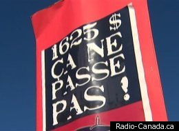 Une pancarte brandie par des étudiants lors de la manifestation à Victoriaville. (Radio-Canada.ca)