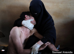 Samuel Aranda's image of a Yemeni woman cradling an injured relative has won the World Press Photo award
