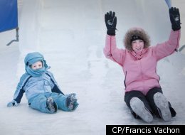 Une famille s'amuse aux glissades de glace, lors du Carnaval de Québec. (CP/Francis Vachon)