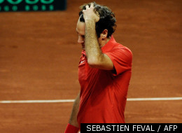 Roger Federer, quelques secondes après sa défaite. (SEBASTIEN FEVAL / AFP)