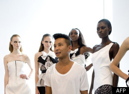 Le designer népalais Prabal Gurun pose avec ses mannequins, lors de la présentation de sa collection Été 2010 à New York