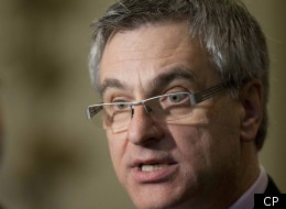 Le ministre québécois de la Justice, Jean-Marc Fournier, a annoncé dimanche, à Montréal, la création des Journées de consultation sur la copropriété. (CP/Jacques Boissinot)