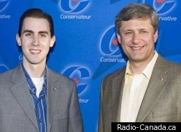 Michael Sona en compagnie du premier ministre Stephen Harper. Cette photo non datée provient du Bureau du premier ministre.