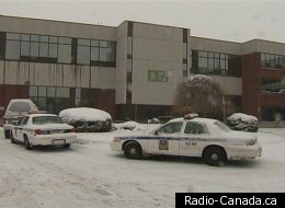 Les policiers de Longueuil ont procédé à l'arrestation de trois jeunes gens, deux garçons et une fille. (Radio-Canada.ca)
