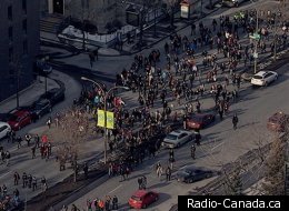Les manifestants ont marché sur René-Lévesque. (Radio-Canada.ca)