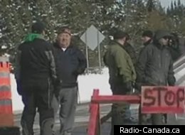 Les policiers de la Sûreté du Québec ont démantelé vendredi la barricade qui bloquait la route 138. (Radio-Canada.ca)