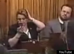 Vidéo de la députée NPD Djaouida Sellah en train de se recoiffer en Chambre (YouTube)