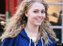 AnnaSophia Robb as Carrie Bradshaw in