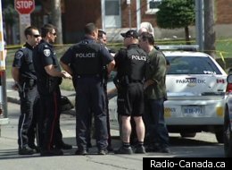 Les policiers enquêtent sur les lieux de la fusillade. (Radio-Canada.ca)