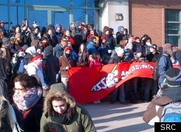Des étudiants bloquent une entrée du siège social de la SAQ (Photo SRC, Karine Bastien)