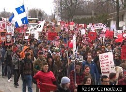 Des milliers d'étudiant ont manifesté à Sherbrooke, mercredi le 4 avril 2012. (Radio-Canada.ca)