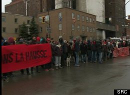 Les étudiants se sont d'abord réunis à la station de métro Préfontaine avant de se rendre à la station Langelier pour ensuite rejoindre le port de Montréal à pied. (Photo SRC)