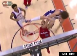 Robin Lopez delivers a flagrant foul on Blake Griffin.