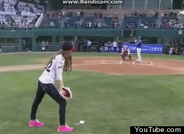 Momento vergonzoso fue el que la cantante coreana-americana vivió en partido de béisbol