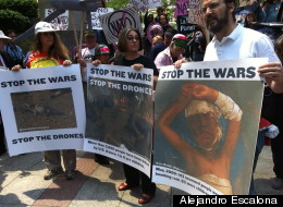 “Los drones vuelan y los niños mueren. Alto a las guerras”, coreaban los manifestantes.