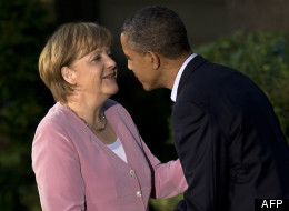 Angela Merkel, saluée par Barack Obama. (BRENDAN SMIALOWSKI / AFP)