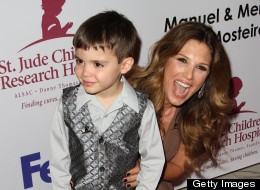 Daisy Fuentes en la Gala Anual del St. Jude, este sábado en Miami, junto a uno de los pacientes, quien lucha contra el cáncer.