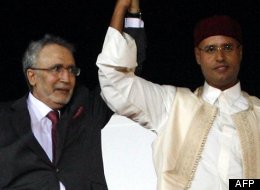 Abdelbaset Al-Megrahi à Tripoli, en 2009, accueilli par Seif Al-Islam, un fils de Mouammar Kadhafi. (AFP)