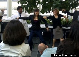 Hélène Campbell danse avec ses parents et ses médecins. (Crédit photo: Claudine Brulé)