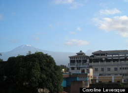 Vue du mont Kilimandjaro sur le toît de notre hôtel à Moshi. (Catherine Lefebvre)
