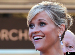 Reese Witherspoon monte les marches du Palais des festivals.
