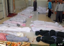 Une photo diffusée par le réseau d'opposition syrienne Shaam News Network montre les corps de 92 personnes avant leur enterrement à Houla. (AFP)