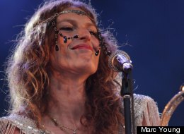 Aurélie du duo Brigitte, lors du concert à Montréal. (Crédit photo: Marc Young)
