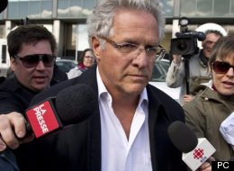Le magnat de la construction Tony Accurso quitte le quartier général de la SQ, à Montréal, le 17 avril 2012.