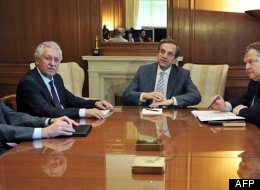 Le nouveau premier ministre, Antonis Samaras (centre), le chef de la Gauche démocratique, Fotis Kouvelis (deuxième à partir de la gauche), le nouveau ministre des Finances, Vassilis Rapanos (gauche) et le chef du Pasok, Evangelos Venizelos (droite). (AFP)