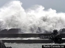 Une haute vague causée par un typhon déferle sur le port de Murato au Japon. (Archives - Radio-Canada.ca)