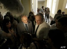 Le directeur du bureau du centre Wiesenthal en Israël Efraim Zuroff (Droite)le 18 juillet 2011 à Budapest. (FERENC ISZA / AFP)