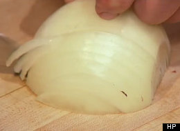 Un chef te muestra la forma correcta de cortar una cebolla