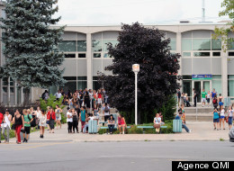 C'est par une forte proportion que les étudiants du Cégep Marie-Victorin à Montréal-Nord, on voté en faveur du retour en classe cette semaine. Sur la photo, les étudiants à la sortie de leur assemblée ce lundi 13 août 2012. (MICHEL DESBIENS/AGENCE QMI)