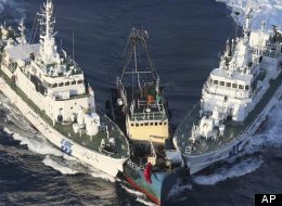 Le bateau des activistes prochinois intercepté par les garde-côtes japonais le 15 août en mer de Chine. (AP)