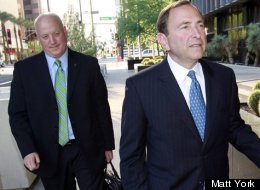 Bill Daly et Gary Bettman (Crédit photo: Matt York)