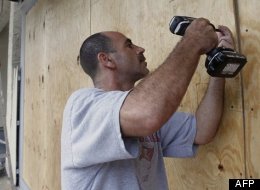Un habitant des Keys, en Floride, protége sa maison avant l'arrivée de la tempête Isaac. (AFP)