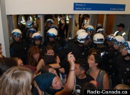 Des étudiants et enseignants pris en souricière dans les escaliers du pavillon Jean-Brillant après l'intervention policière en après-midi (UdeM / Radio-Canada.ca)