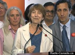 Françoise David et Amir Khadir, entourés de plusieurs candidats de la région métropolitaine. (Radio-Canada.ca)