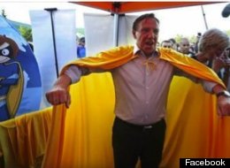 François Legault en superhéros. (Facebook)